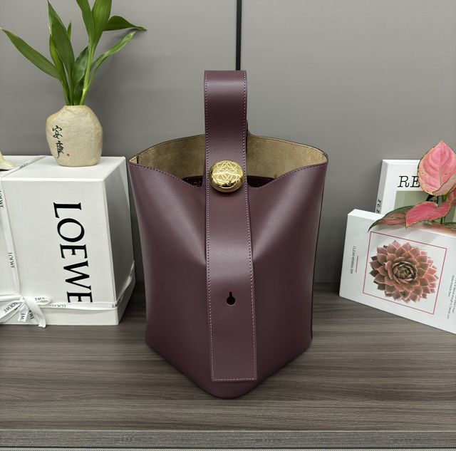 Loewe original calfskin medium pebble bucket BBMX02 burgundy