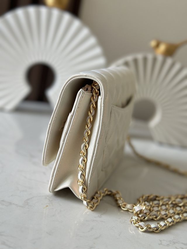 CC original iridescent lambskin wallet on chain AP0250 white