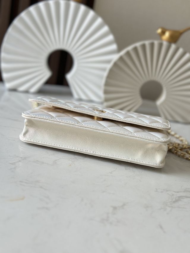 CC original iridescent lambskin wallet on chain AP0250 white
